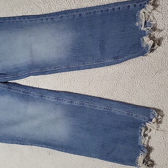 NWT-  FREE PEOPLE -Stylish Blue Frayed Hem Cropped Jeans. Sz 26 - Picture 6 of 10